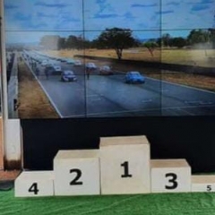 &nbsp;V&iacute;deoWall de 09 monitores - (3,60&nbsp; x&nbsp; 2,0 m) e televisores nos boxes transmitindo direto da pista.